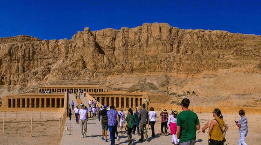 picture of the entrance to the Temple of Hatshepsut during the entry of visitors